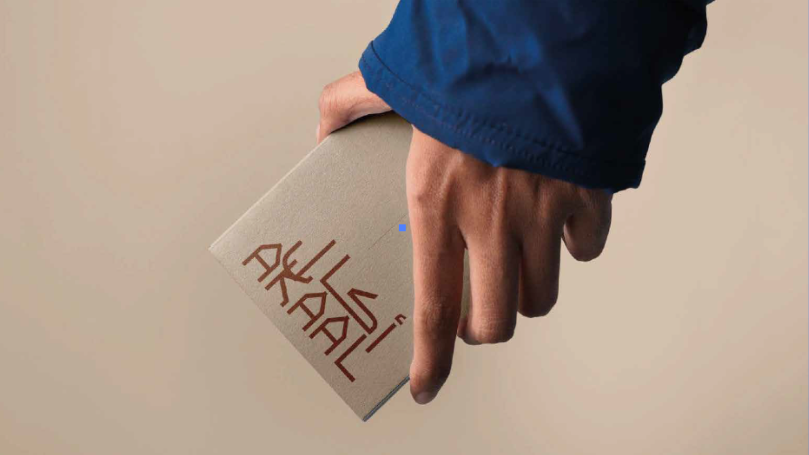 AKAAL : application du logo sur un carnet